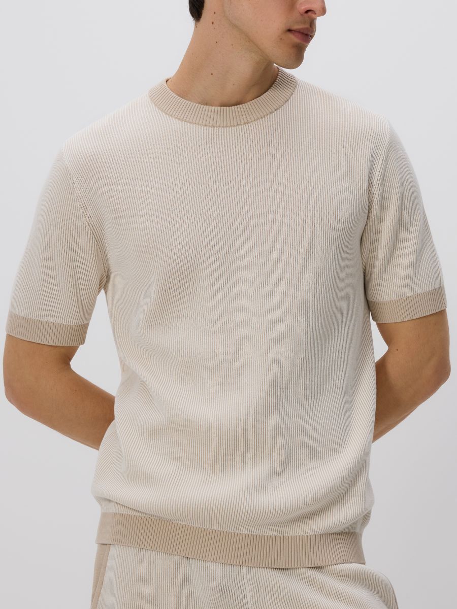 T-shirt i strukturstof i regular fit - beige - RESERVED - 3