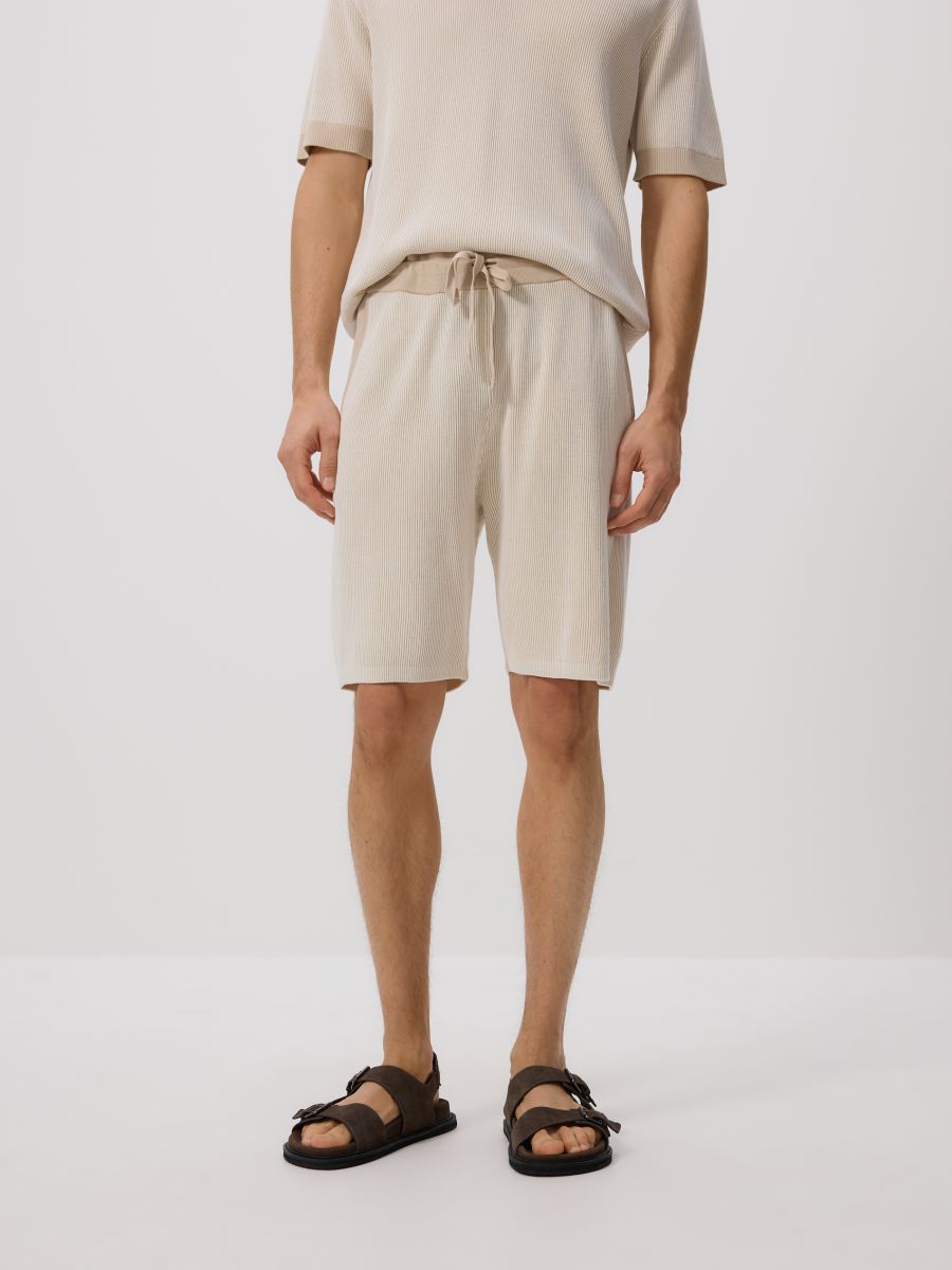 Struktur-Shorts im Regular-Fit - beige - RESERVED