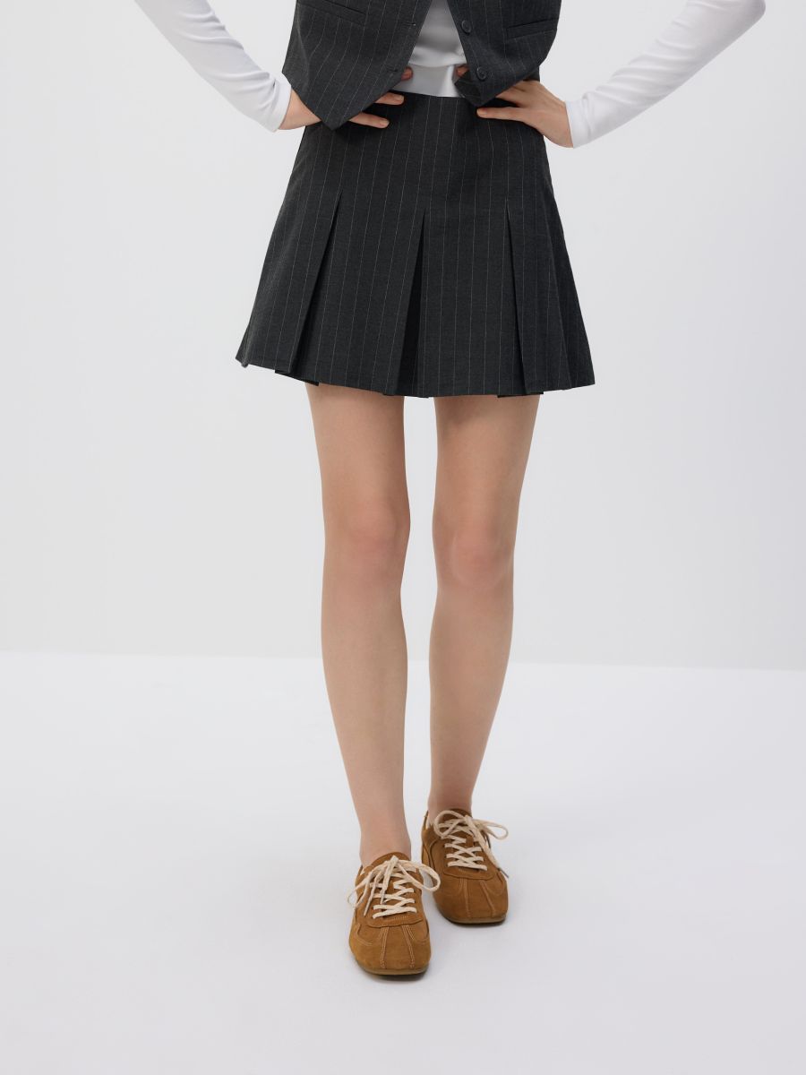 Jupe-short plissée - gris foncé - RESERVED