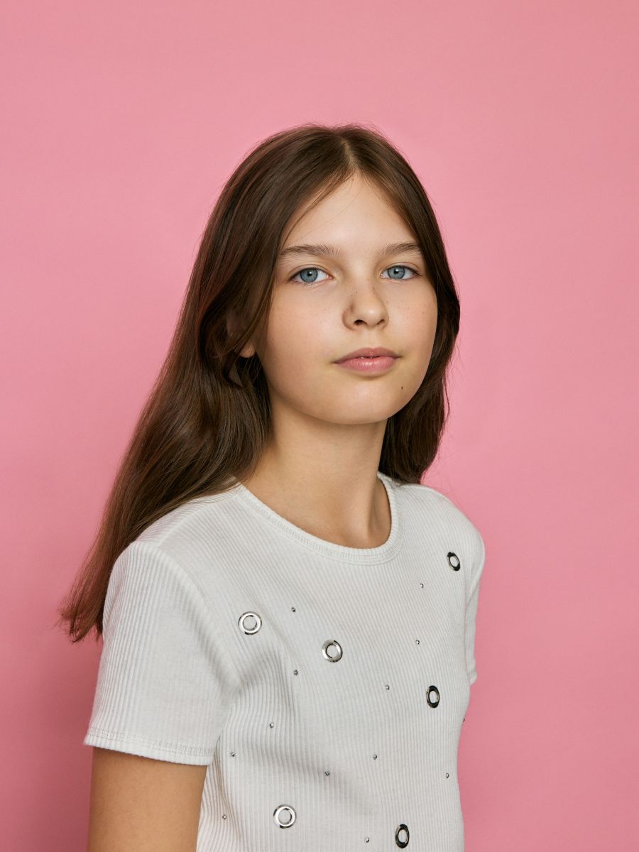 T-Shirt aus Baumwolle mit Stickerei - creme - RESERVED