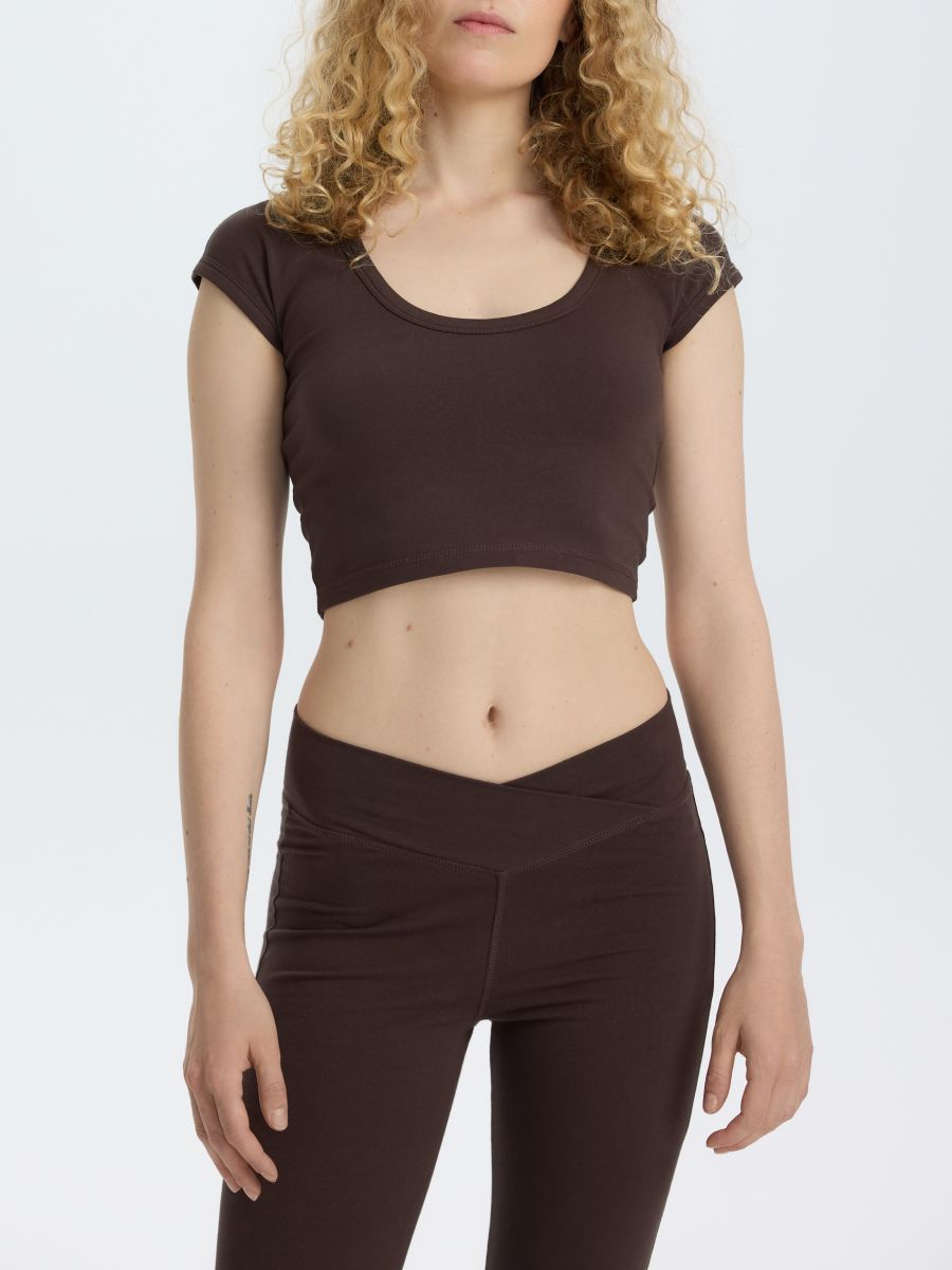 Crop Top mit hohem Baumwollanteil - dunkelbraun - RESERVED
