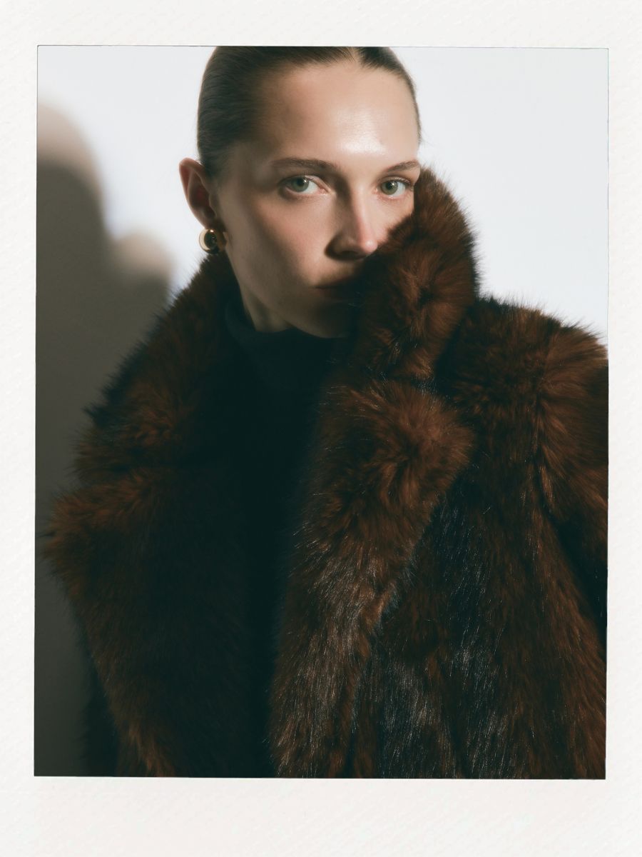 Płaszcz ze sztucznego futra z paskiem - brązowy - RESERVED