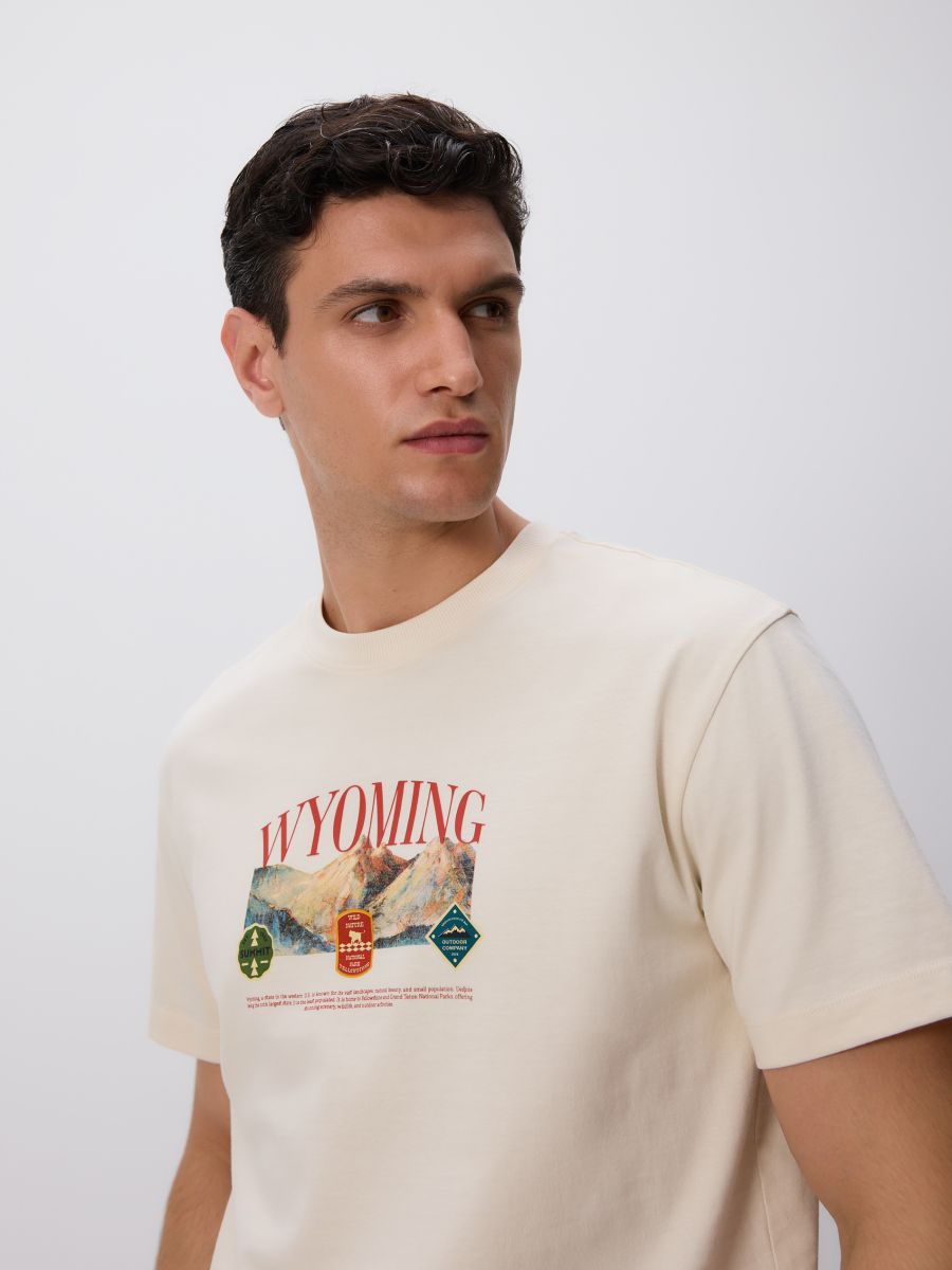 T-shirt i boxy-modell med tryck - beige - RESERVED
