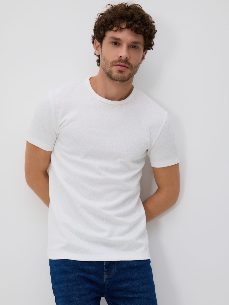 Slim fit majica kratkih rukava od strukturirane tkanine - krem - RESERVED