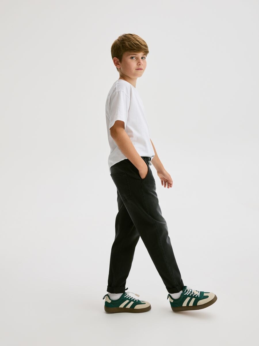 Stretch-Jeans im Carrot-Fit - schwarz - RESERVED