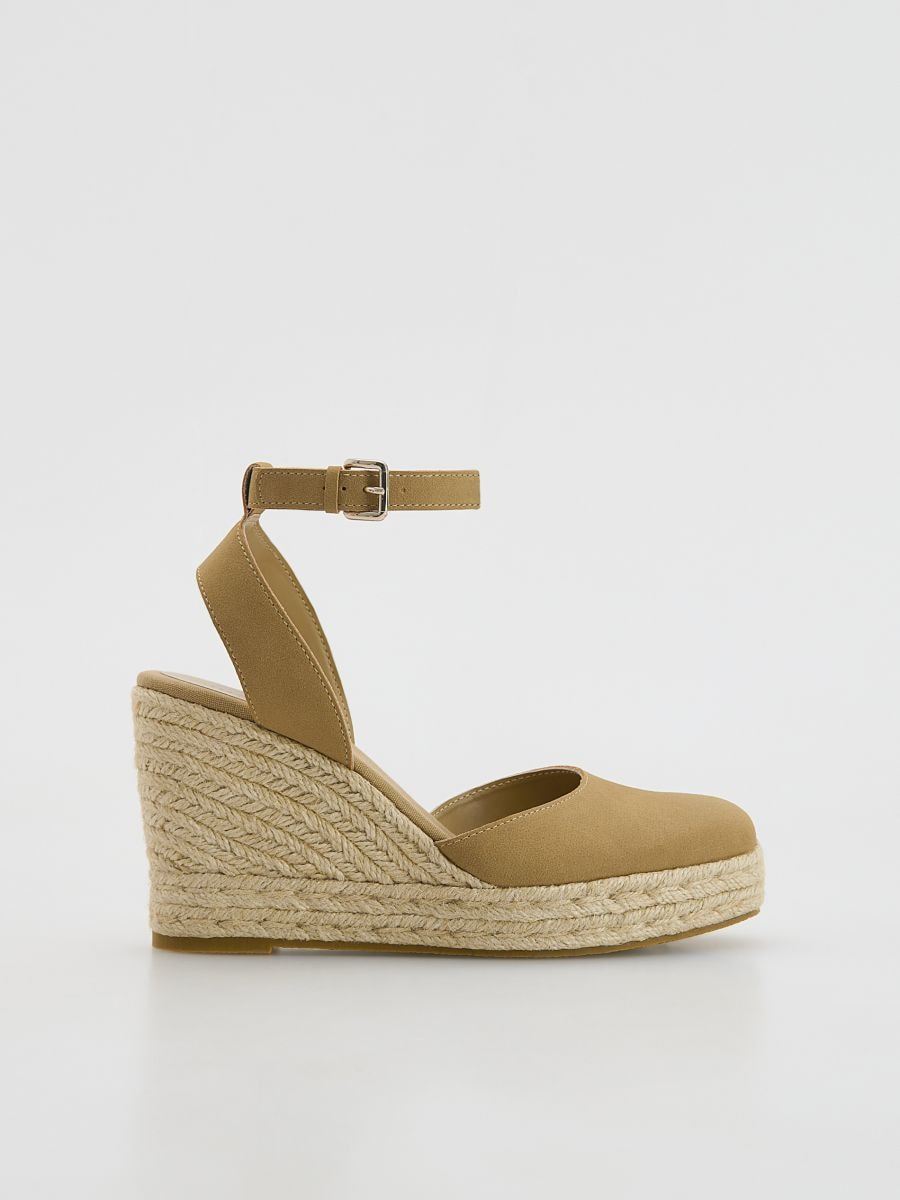 LADIES` PUMPS - BEIGE - RESERVED