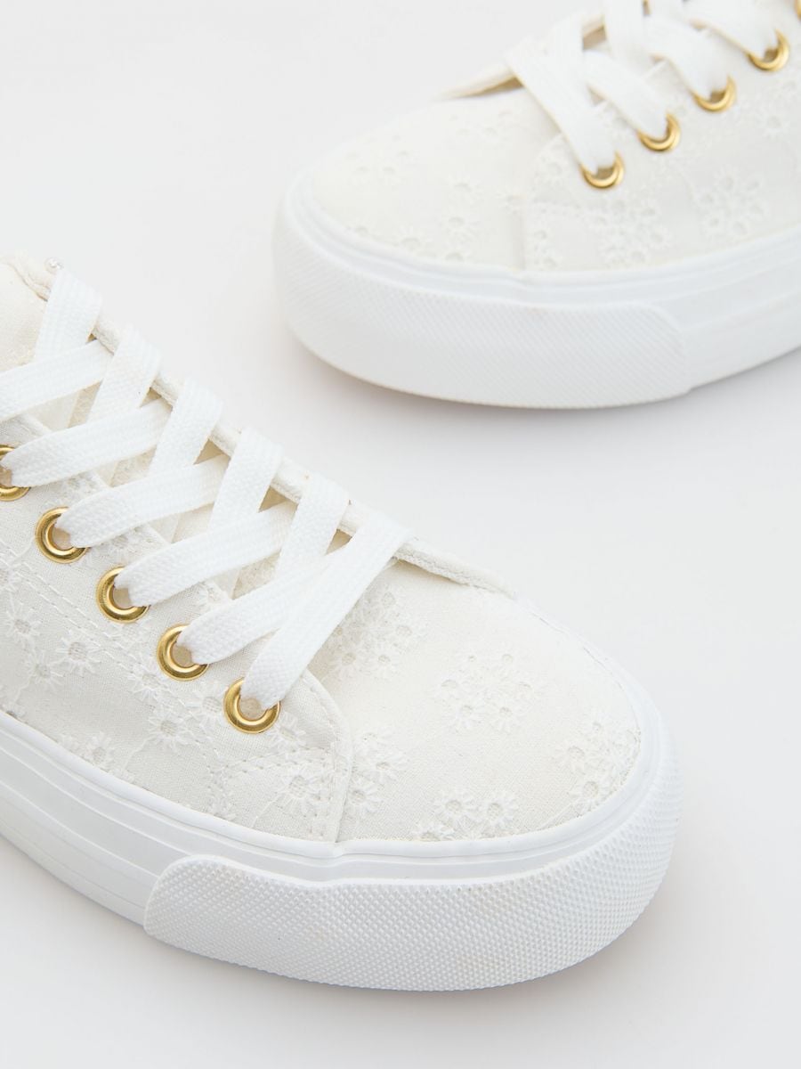 Sneaker in misto cotone con dettagli ricamati - bianco - RESERVED