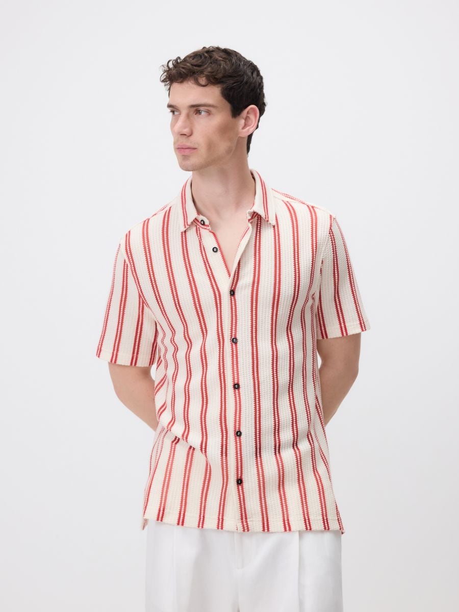 Randig skjorta i regular fit - BEIGE - RESERVED