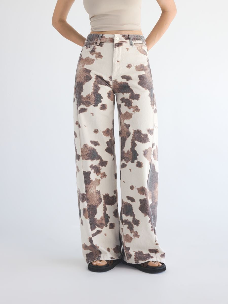 Jeansy wide leg ze zwierzęcym wzorem - wielobarwny - RESERVED