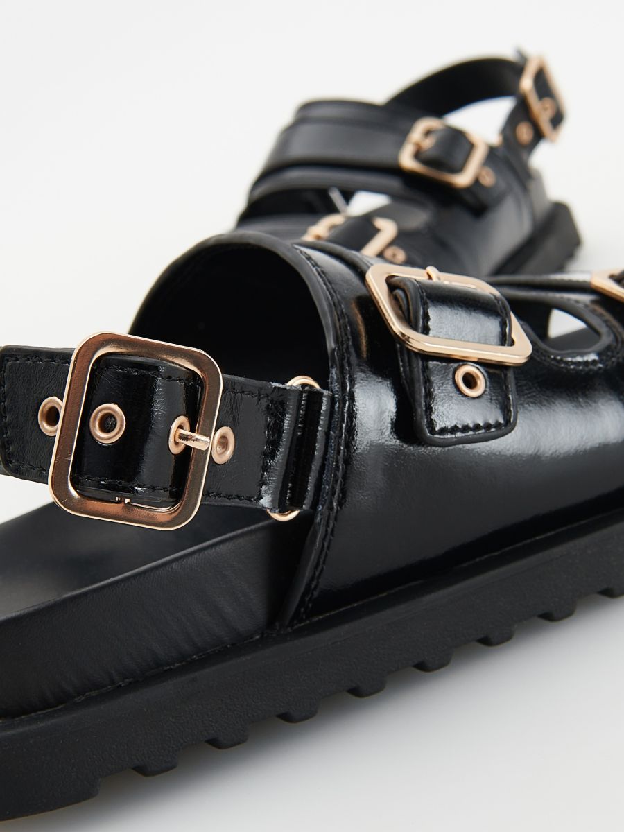 Leren sandalen met gespen