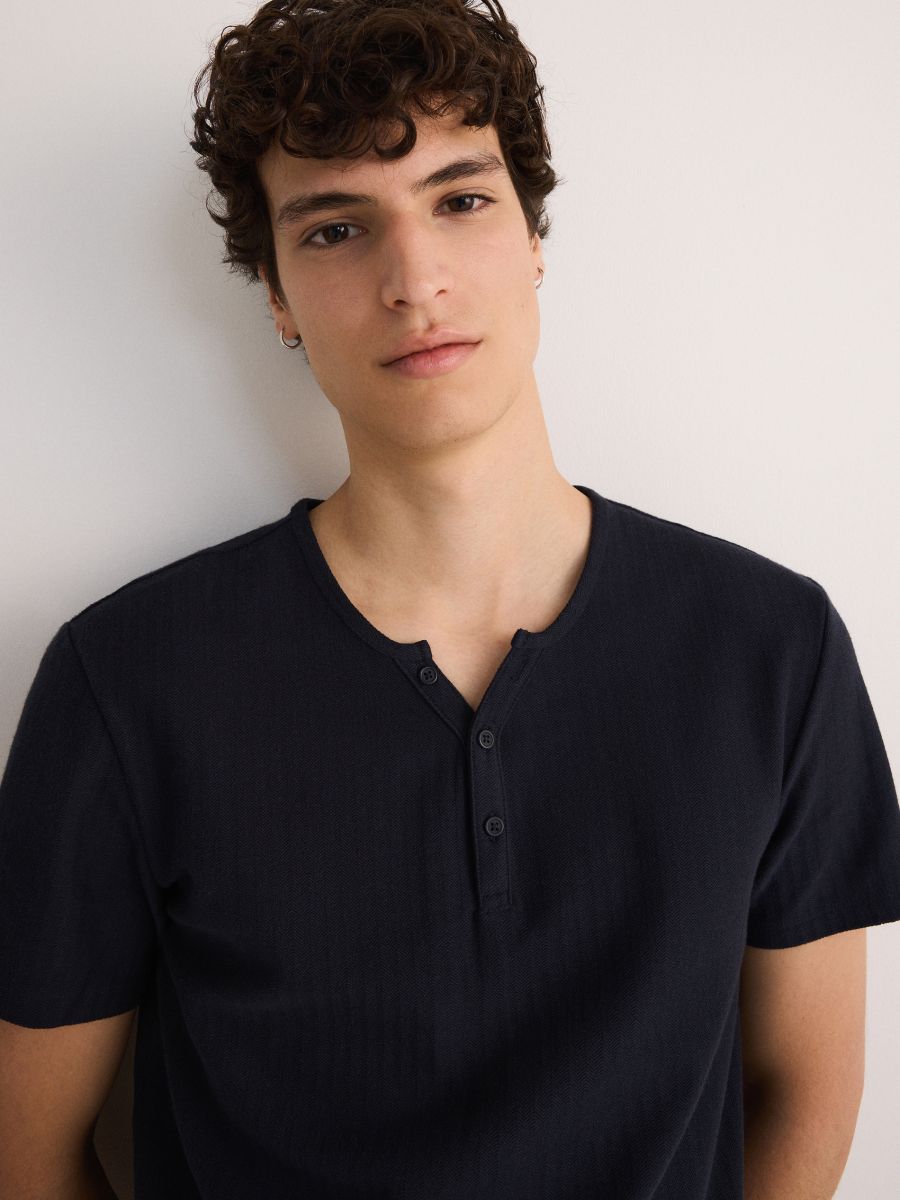 Bawełniany t-shirt henley - granatowy - RESERVED
