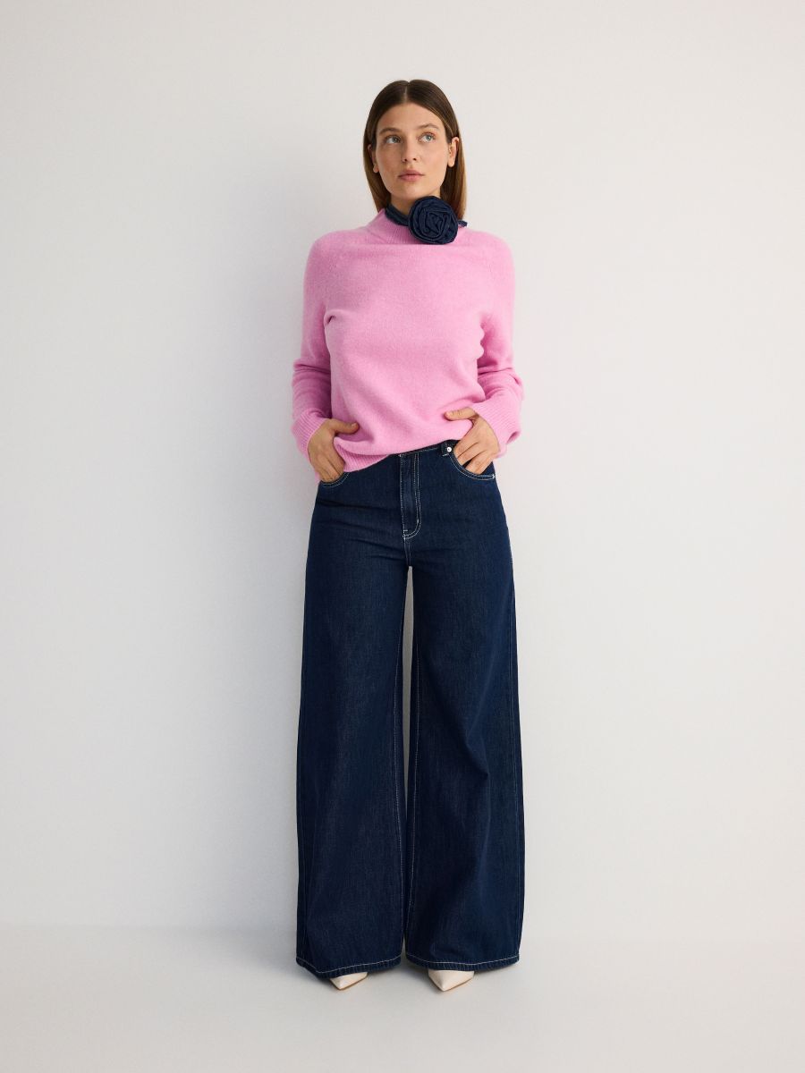 Jeansy wide leg z odpinaną broszką Kolor granatowy