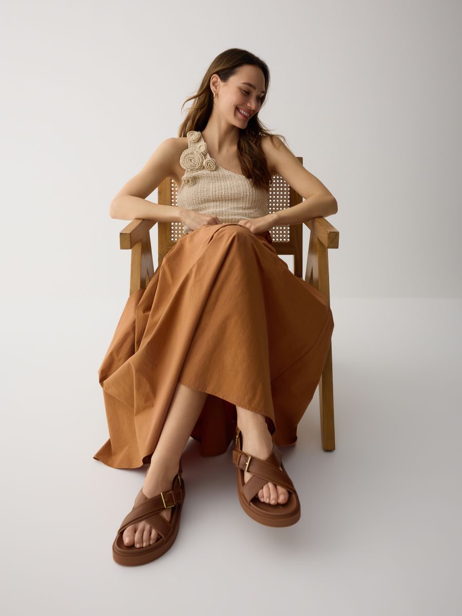 Leder-Sandalen mit Schnallen - goldbraun - RESERVED