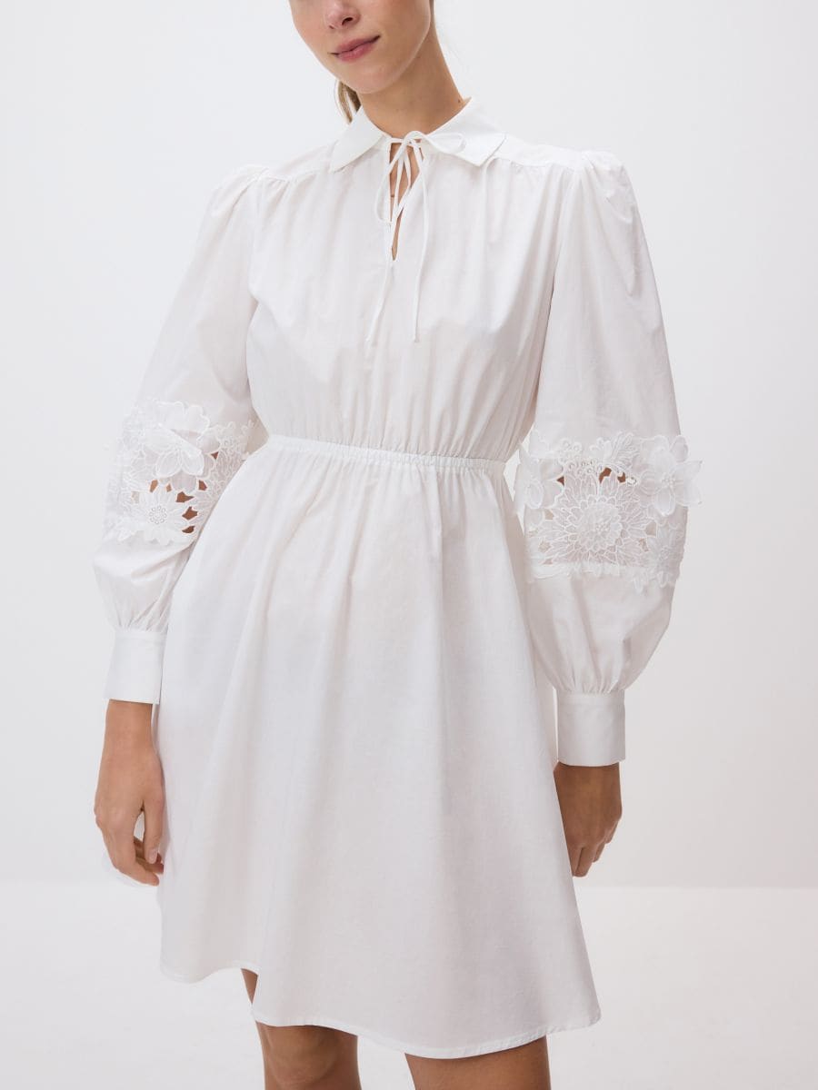 Kleid mit Blumenapplikation - weiß - RESERVED