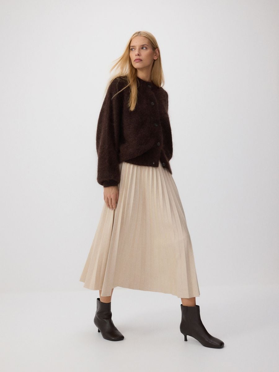 Pleated skirt with belt