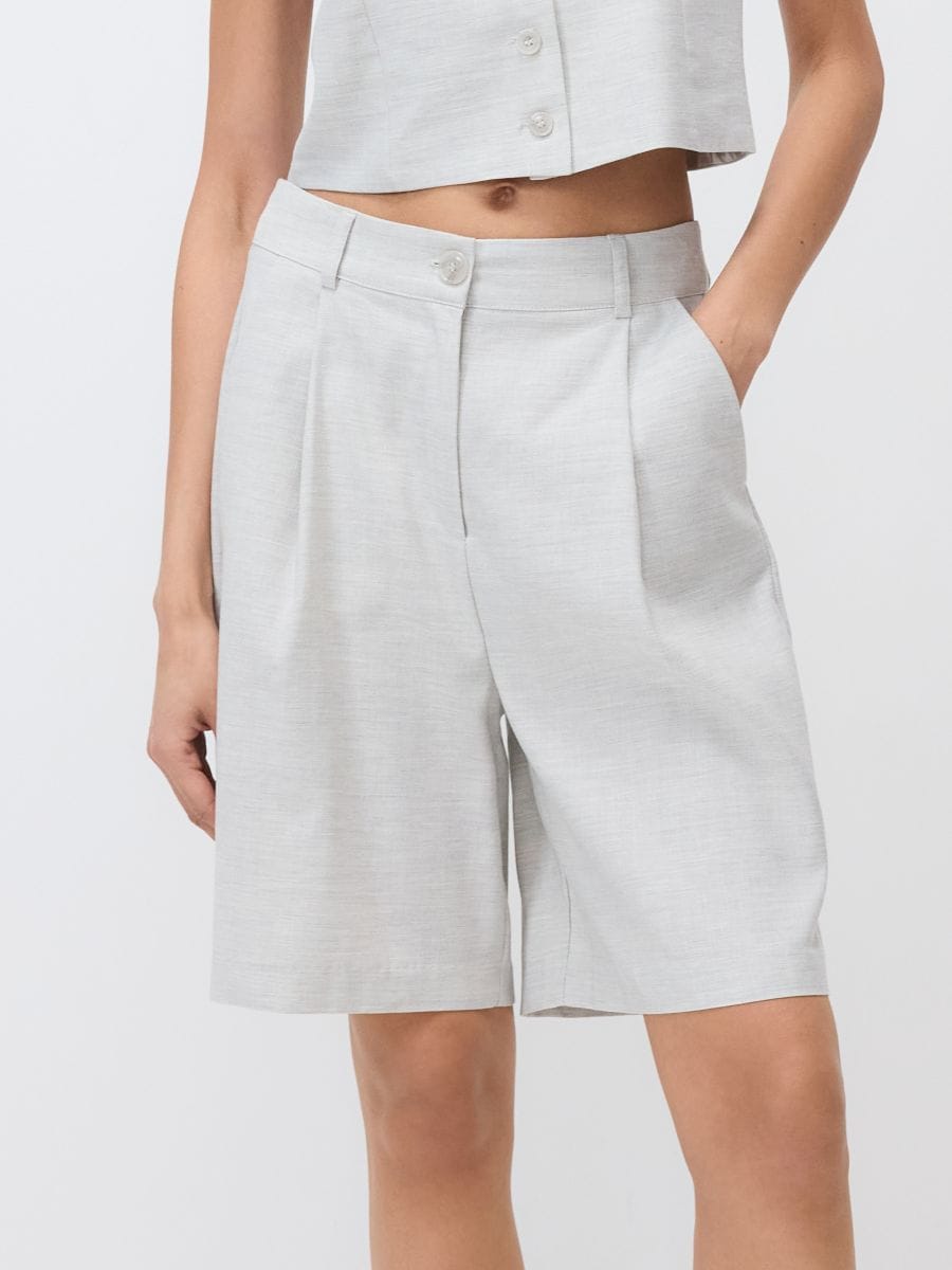 Bermudashorts med dekorativa veck - ljusgrå - RESERVED