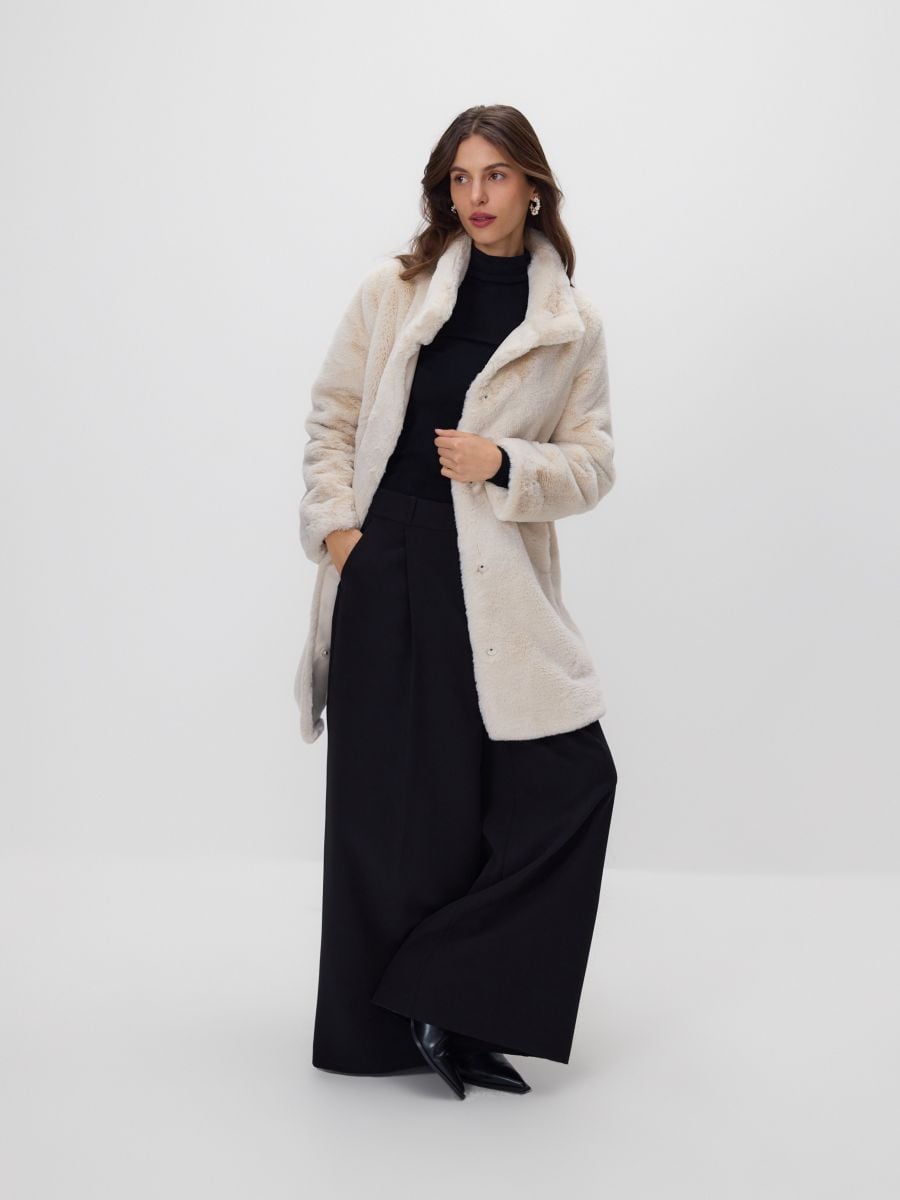 Kunstkarusnahast mantel - kreemvalge - RESERVED