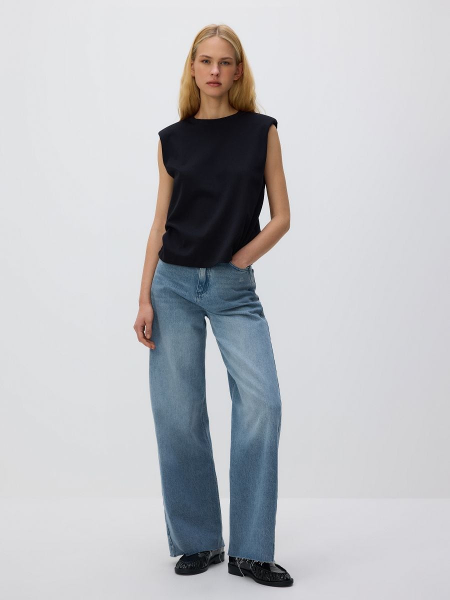 Padded shoulder T-shirt - black - RESERVED