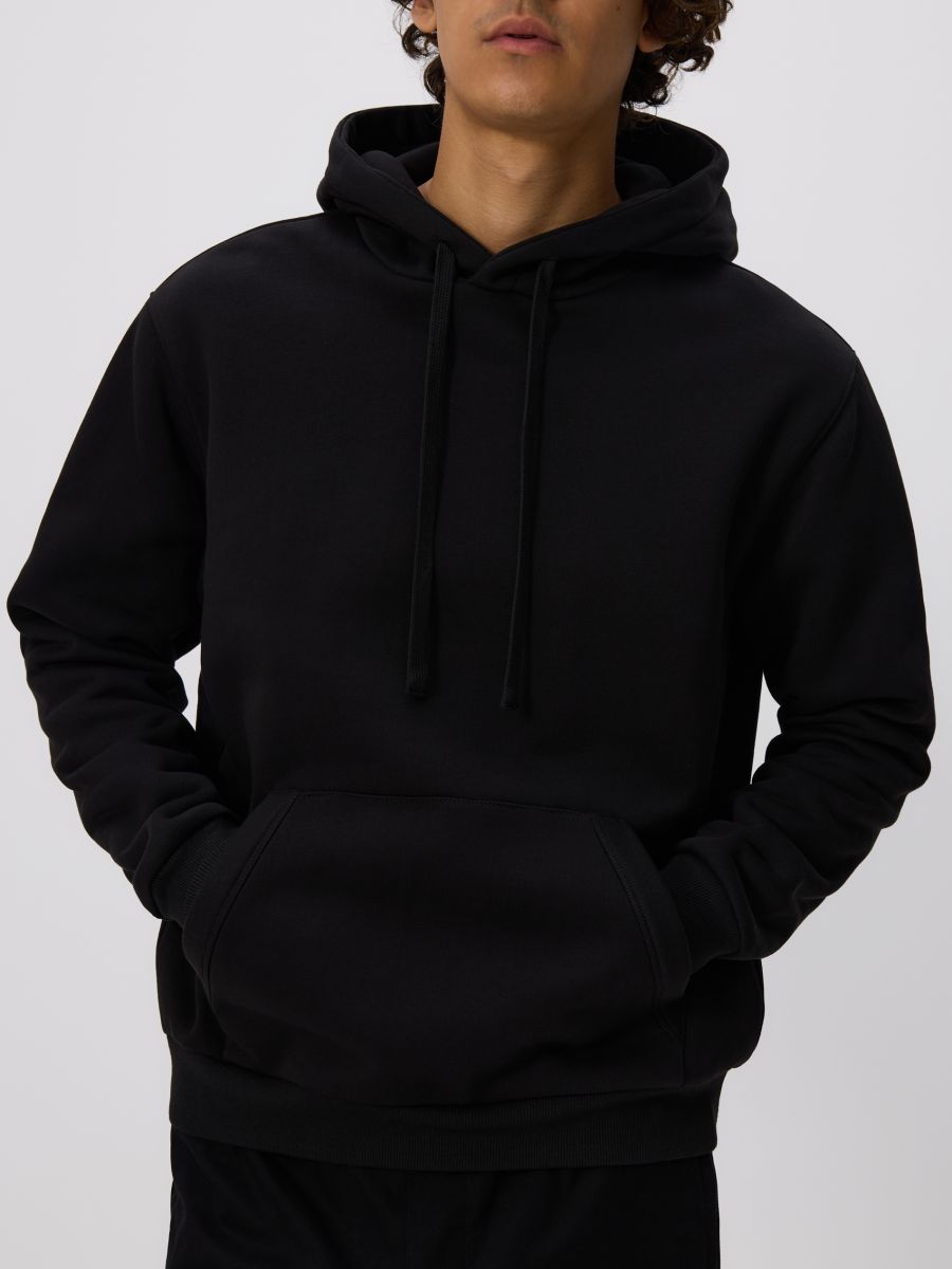 Pulover s kapuco s krojem regular - črna - RESERVED