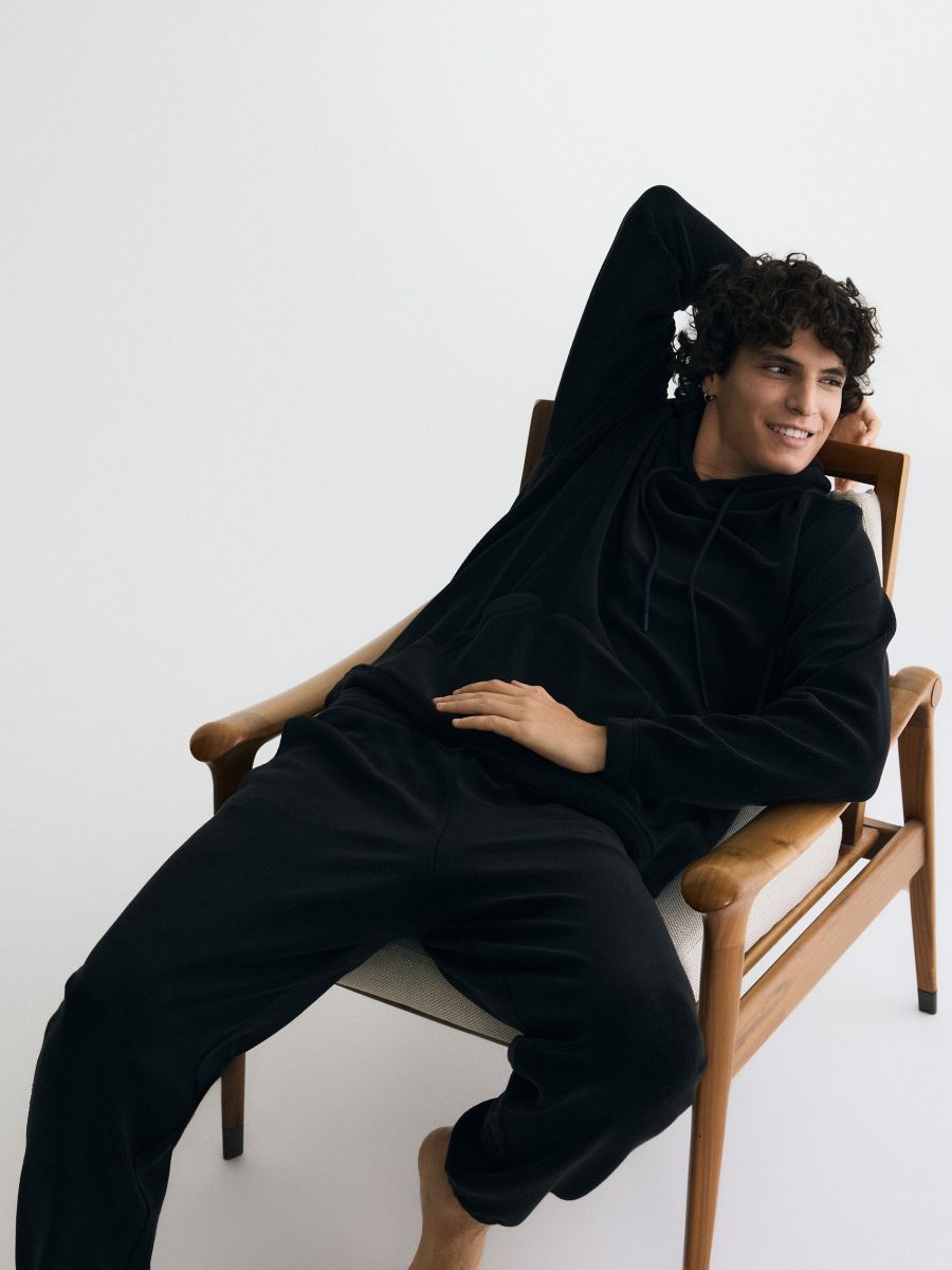 Pulover s kapuco iz flisa - črna - RESERVED