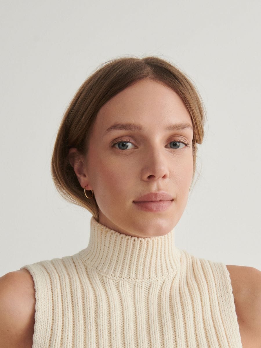Pullunder mit Rollkragen aus Strickmaterial - beige - RESERVED - 2
