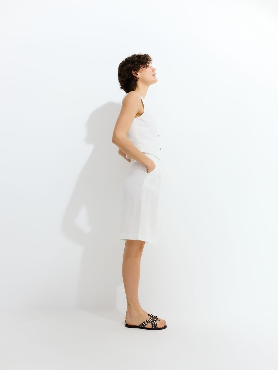 Bermuda shorts with viscose - cream - RESERVED - 4