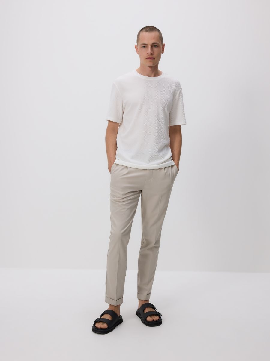 T-shirt i strukturstof i regular fit - creme - RESERVED - 3