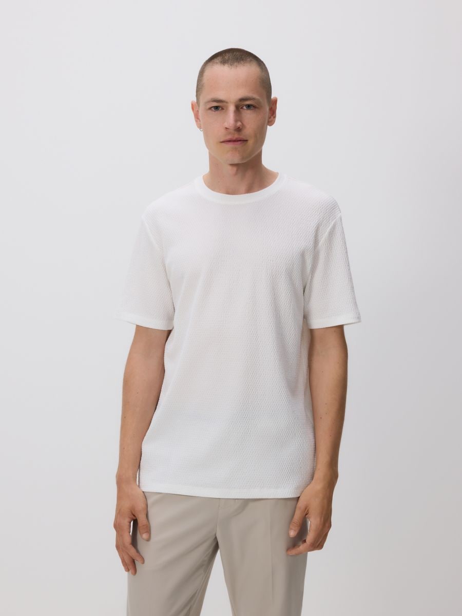 T-shirt i strukturstof i regular fit - creme - RESERVED - 2