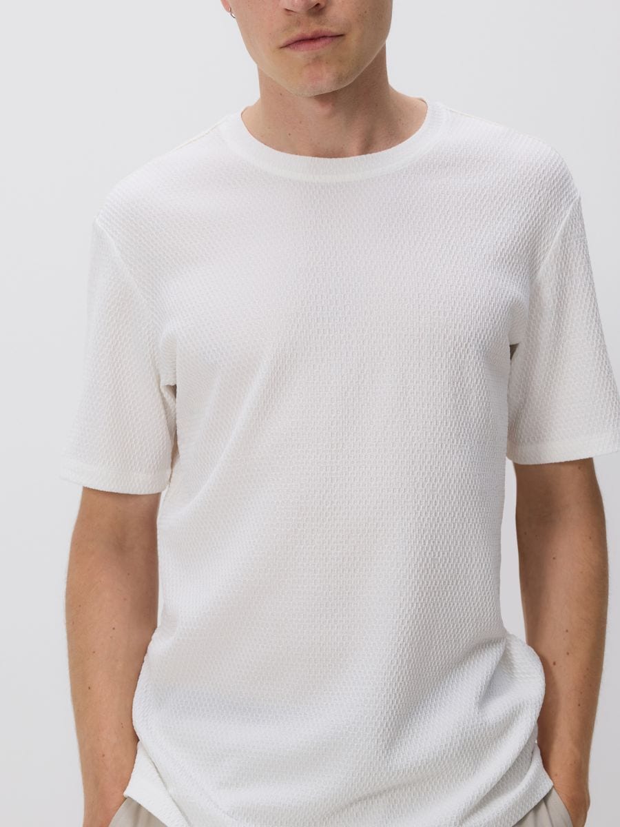 T-shirt i strukturstof i regular fit - creme - RESERVED - 4