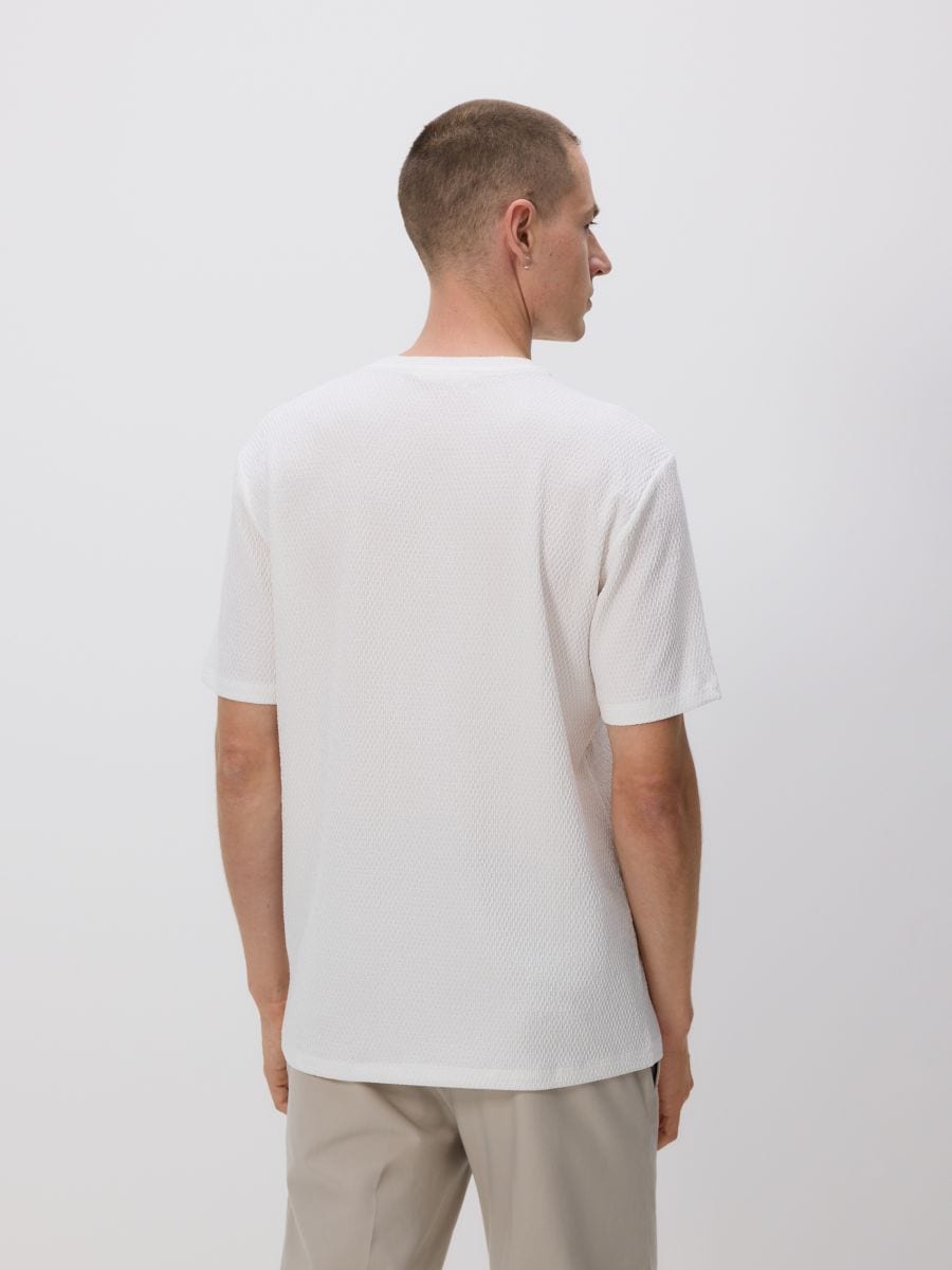 T-shirt i strukturstof i regular fit - creme - RESERVED - 5