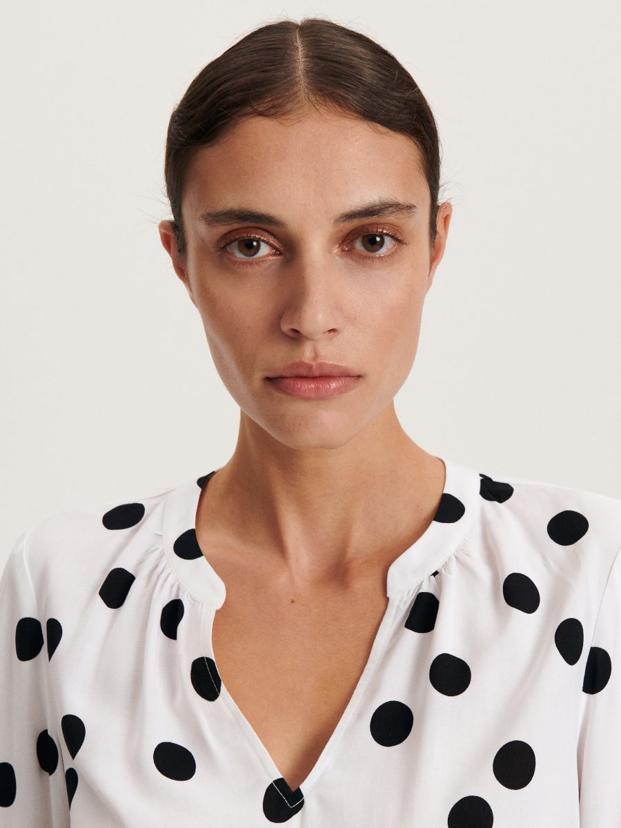 Bluse mit Punkten