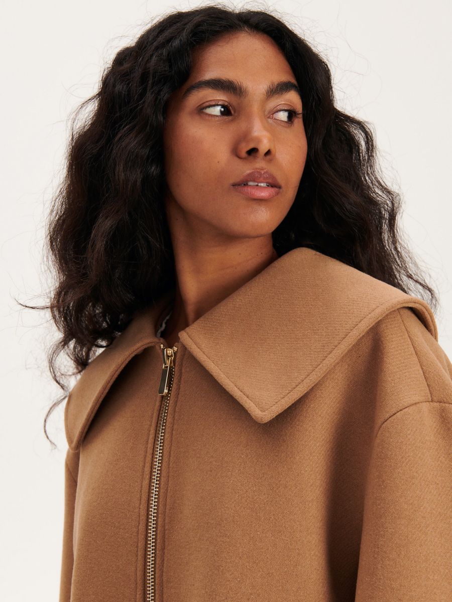 Jacket with a wide collar - beige - RESERVED - 2