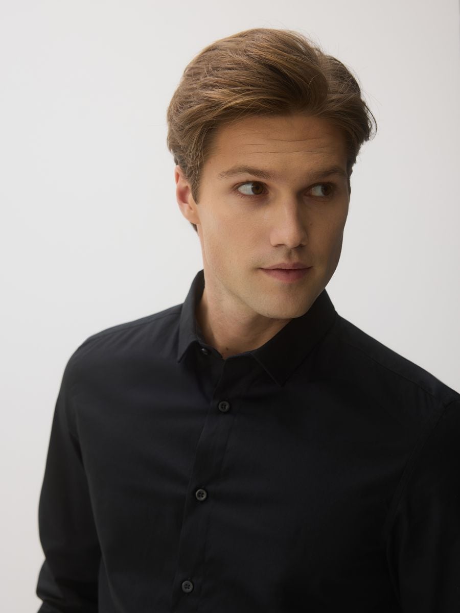 Bomullsskjorta i slim fit - svart - RESERVED