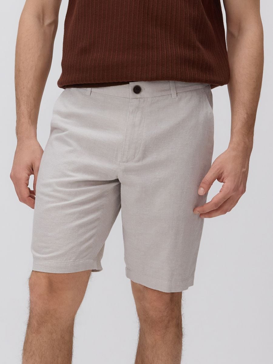 Chinoshort met regular fit - lichtgrijs - RESERVED