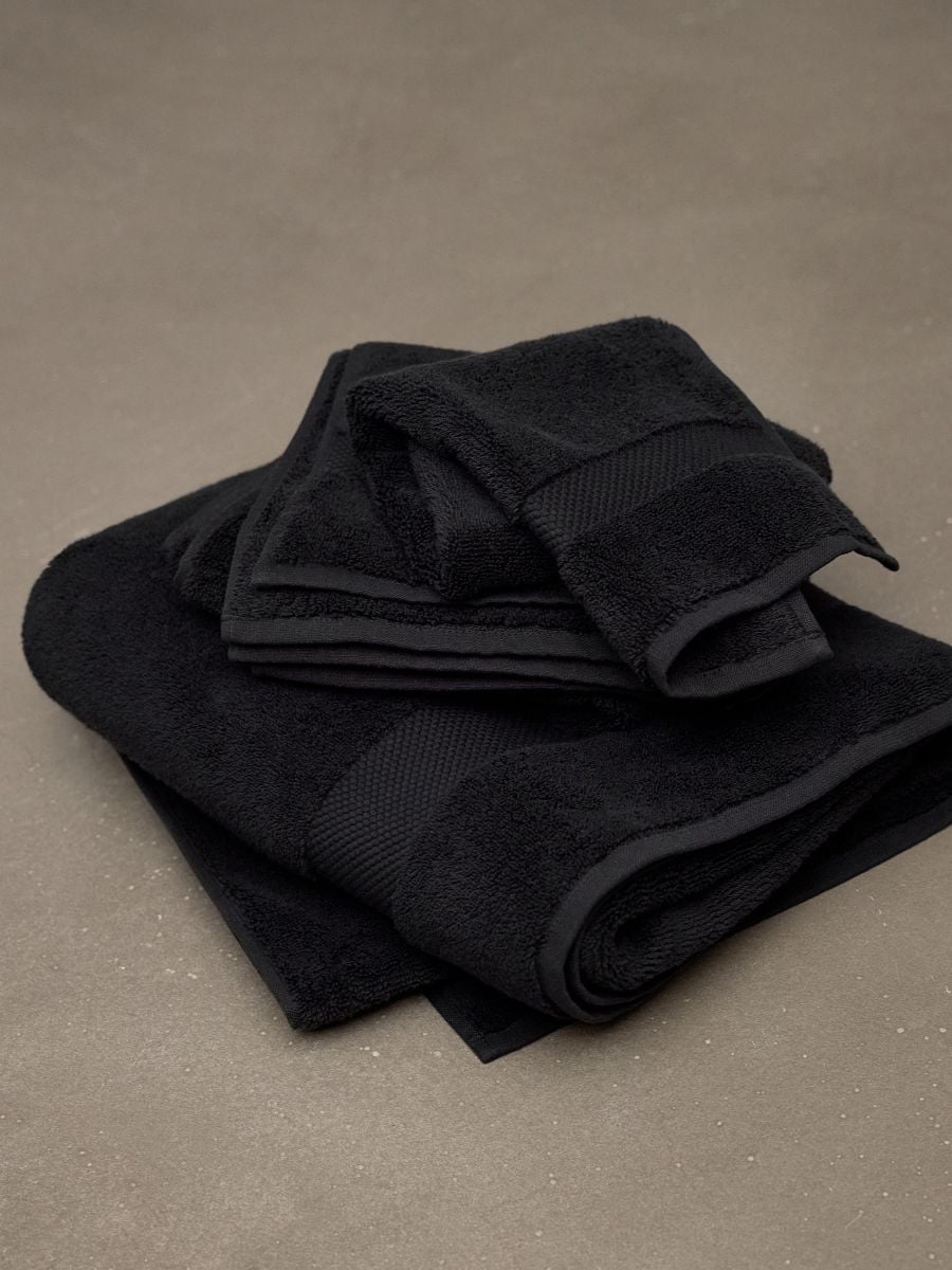 Ręcznik z bordiurą - czarny - RESERVED