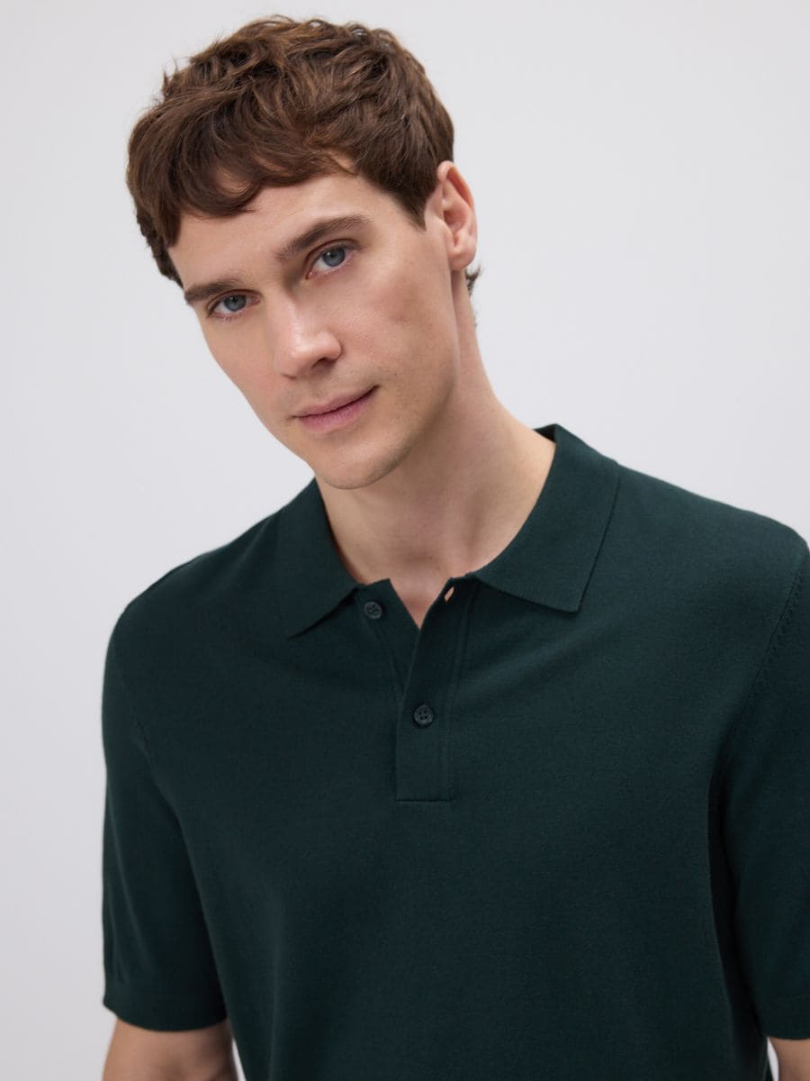 Pulover cu guler polo și conținut ridicat de viscoză - verde-închis - RESERVED
