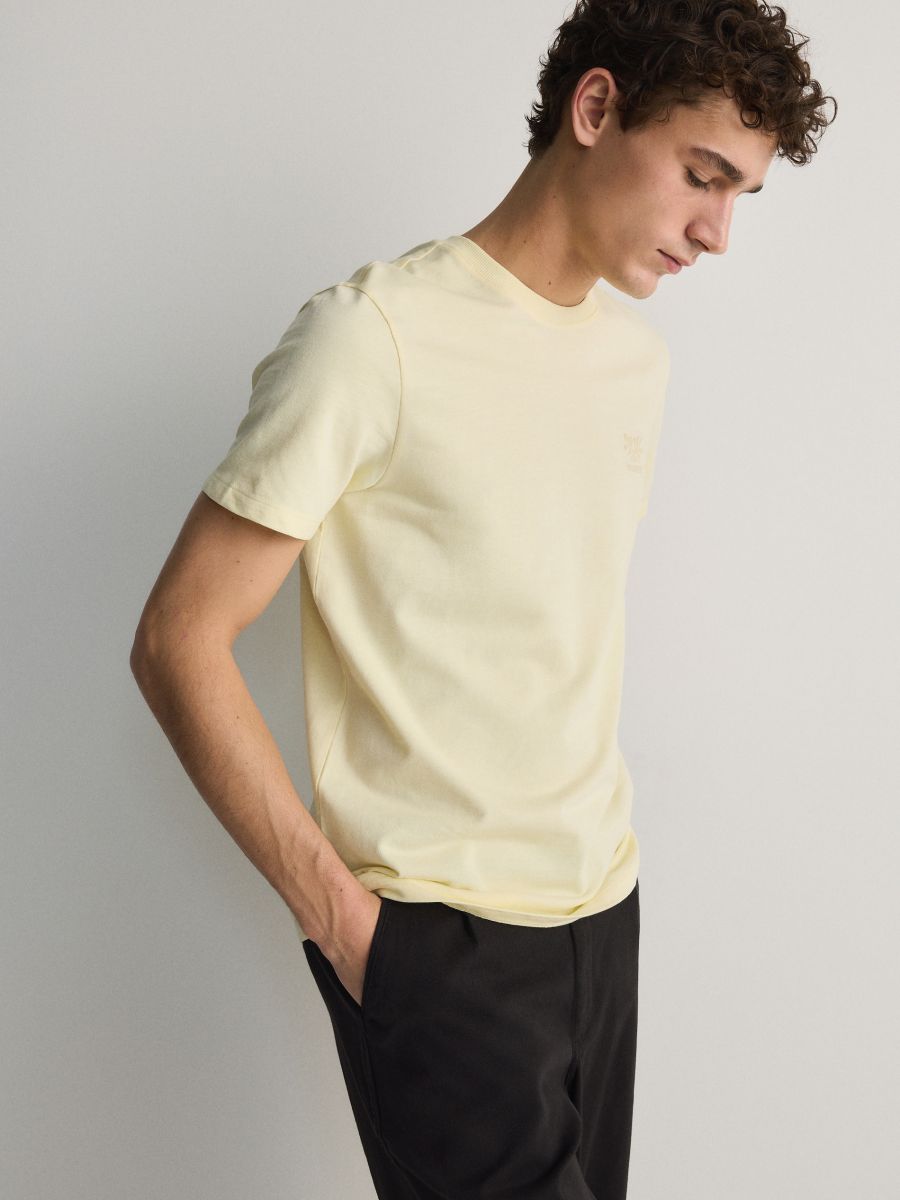 T-Shirt in regular fit mit Stickerei - hellgelb - RESERVED