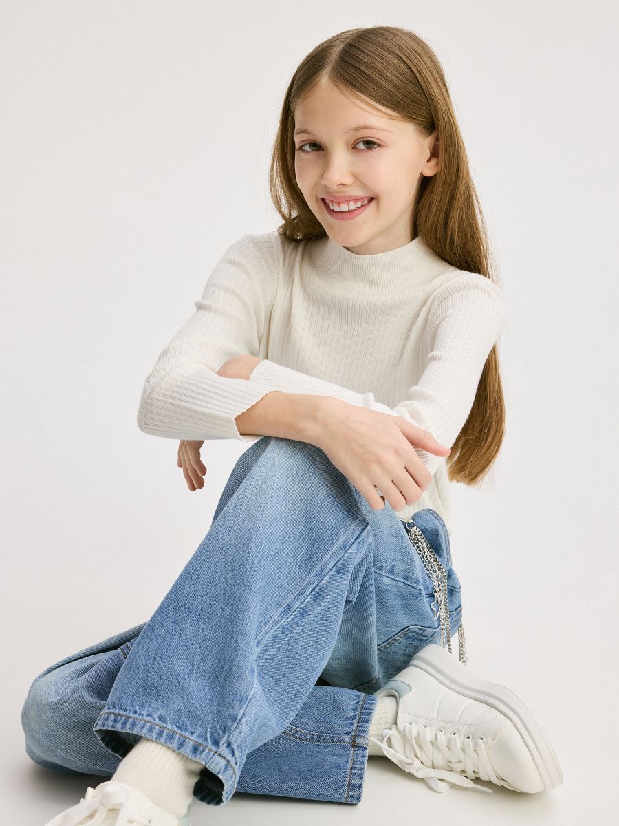 Jeansy skater z łańcuszkiem Kolor niebieski - RESERVED