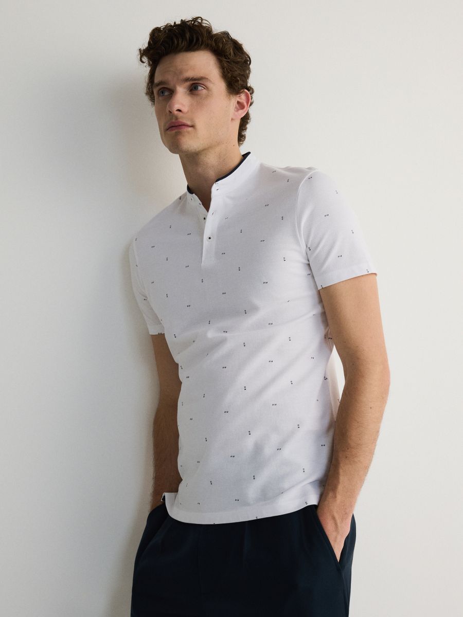 Pikétröja med låg ståkrage i slim fit - VIT - RESERVED