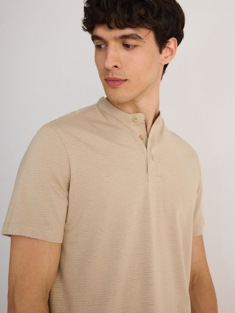 Pikétröja med ståkrage i regular fit - BEIGE - RESERVED