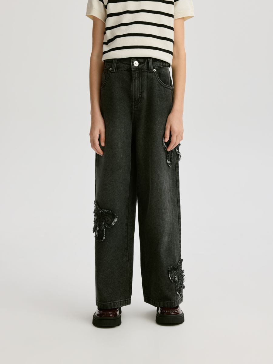 Wide-leg jeans with appliqués - grey - RESERVED