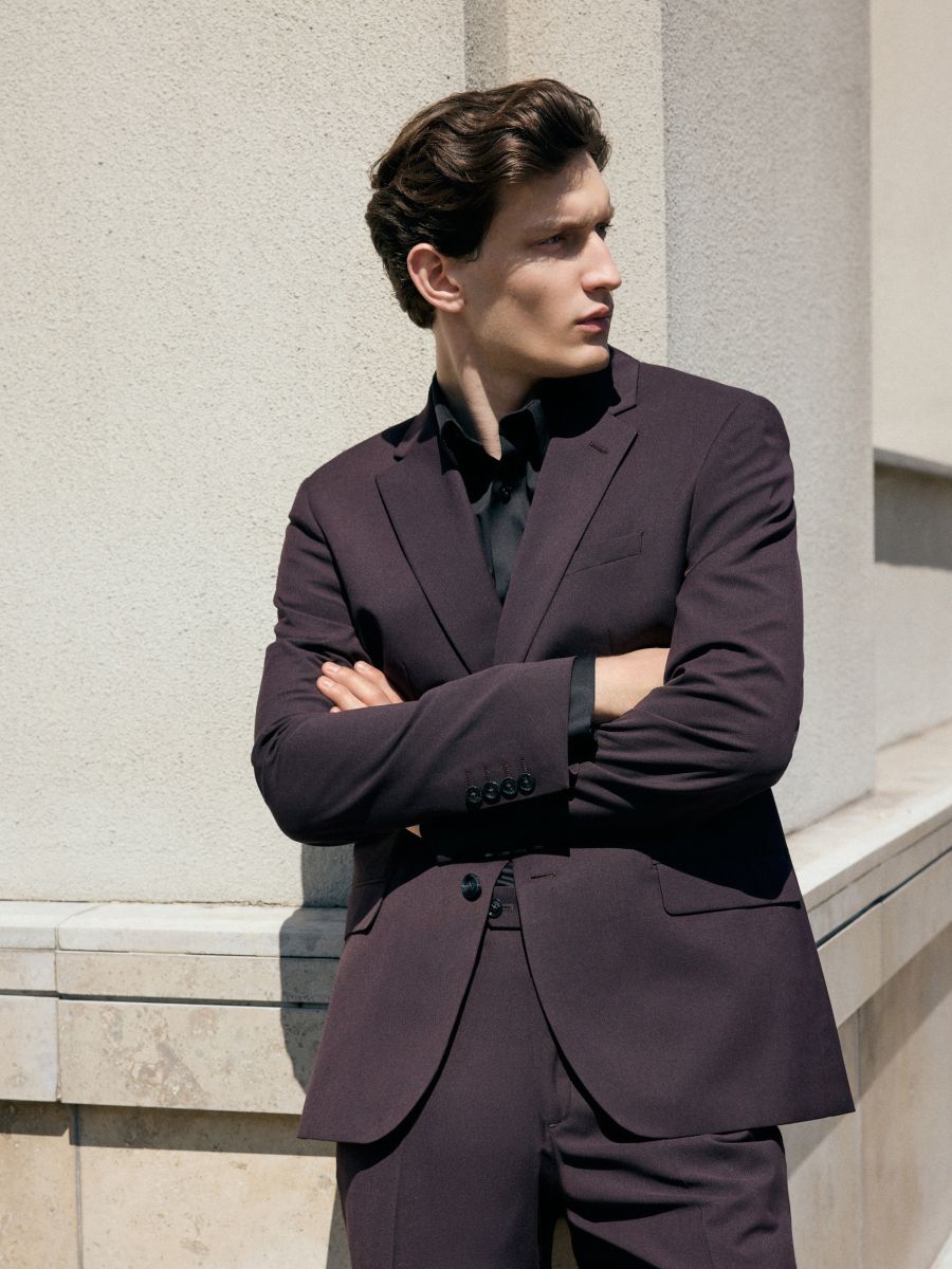 Slim fit suknjič z mešanico viskoze - mahagonij - RESERVED