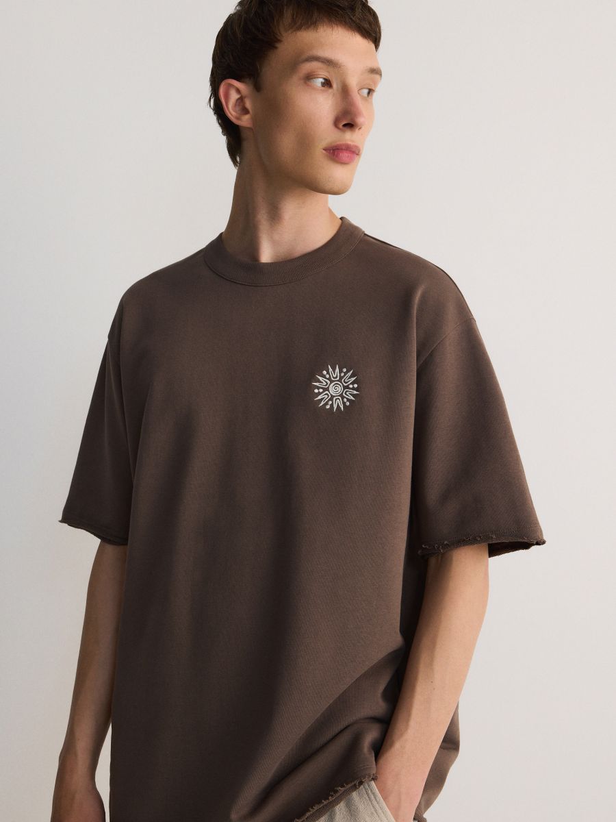 Oversized t-shirt med broderi - BRUN - RESERVED