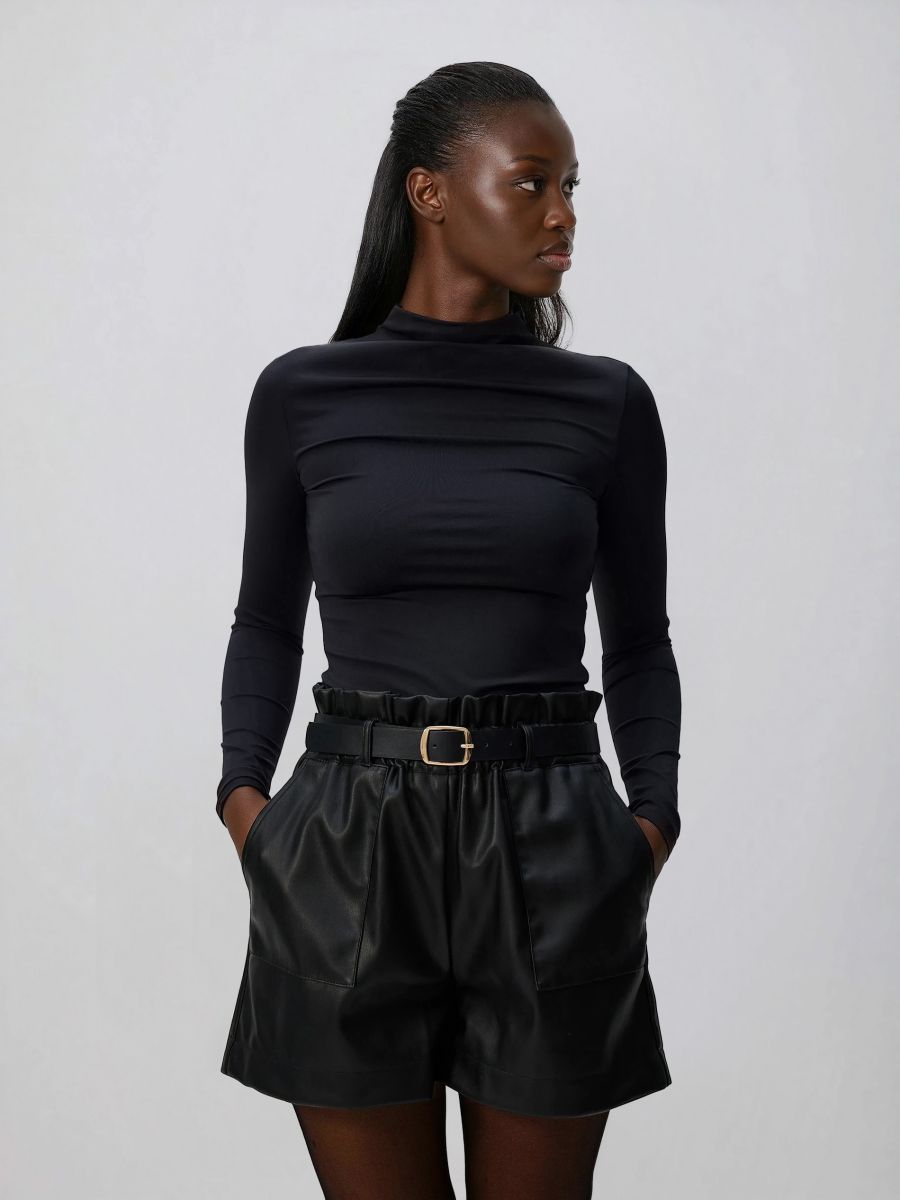 Kratke hlače iz umetne kože s pasom - črna - RESERVED