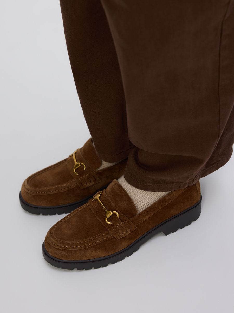 Wildleder-Loafer mit Schnalle - beige - RESERVED