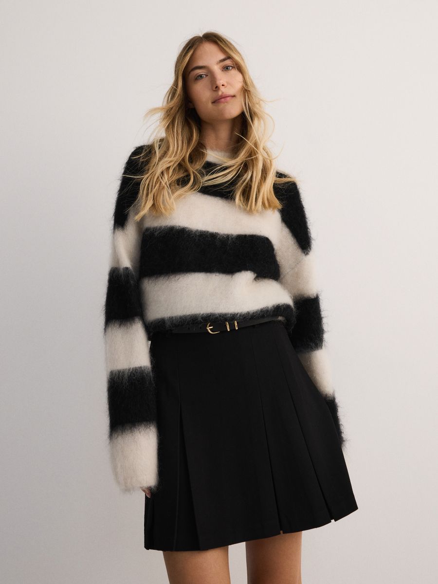 Mini skirt with belt