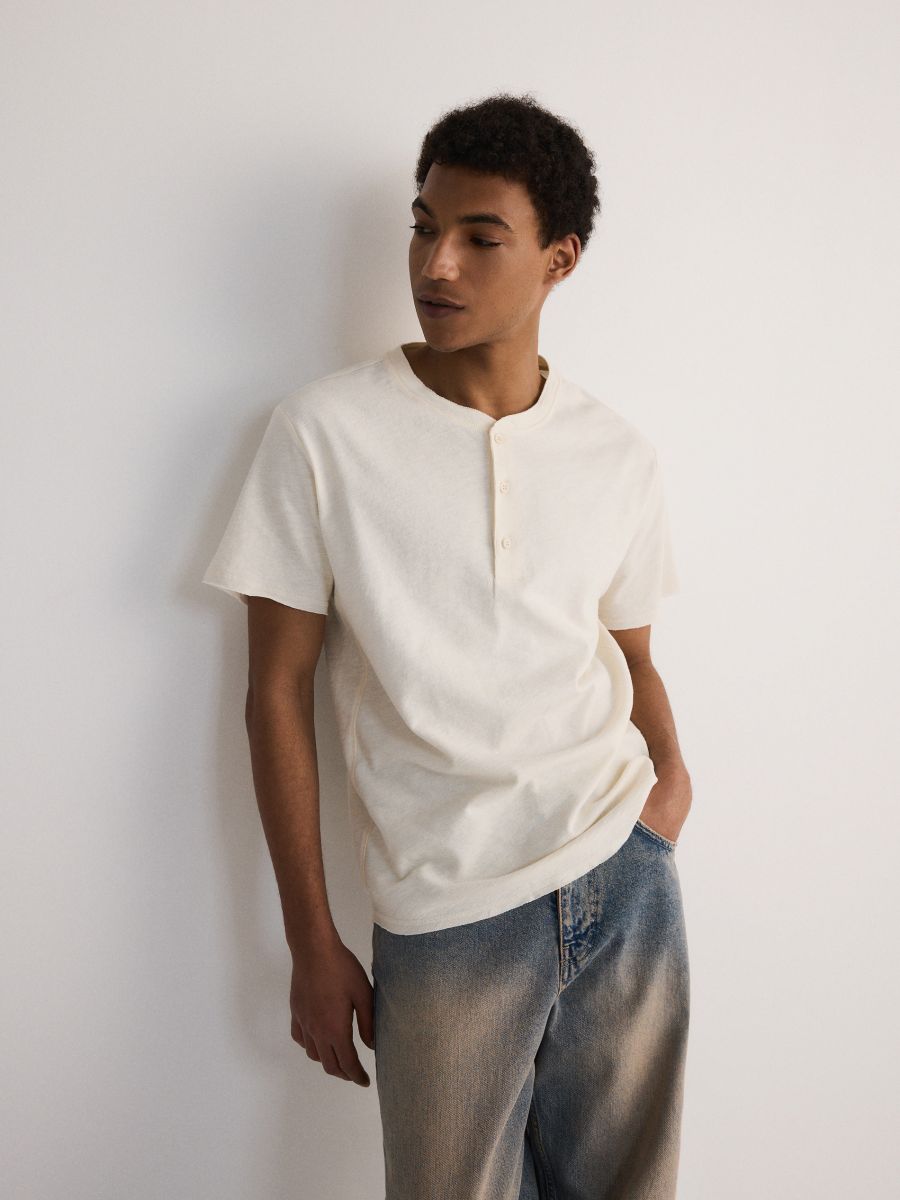 Bawełniany t-shirt henley - złamana biel - RESERVED