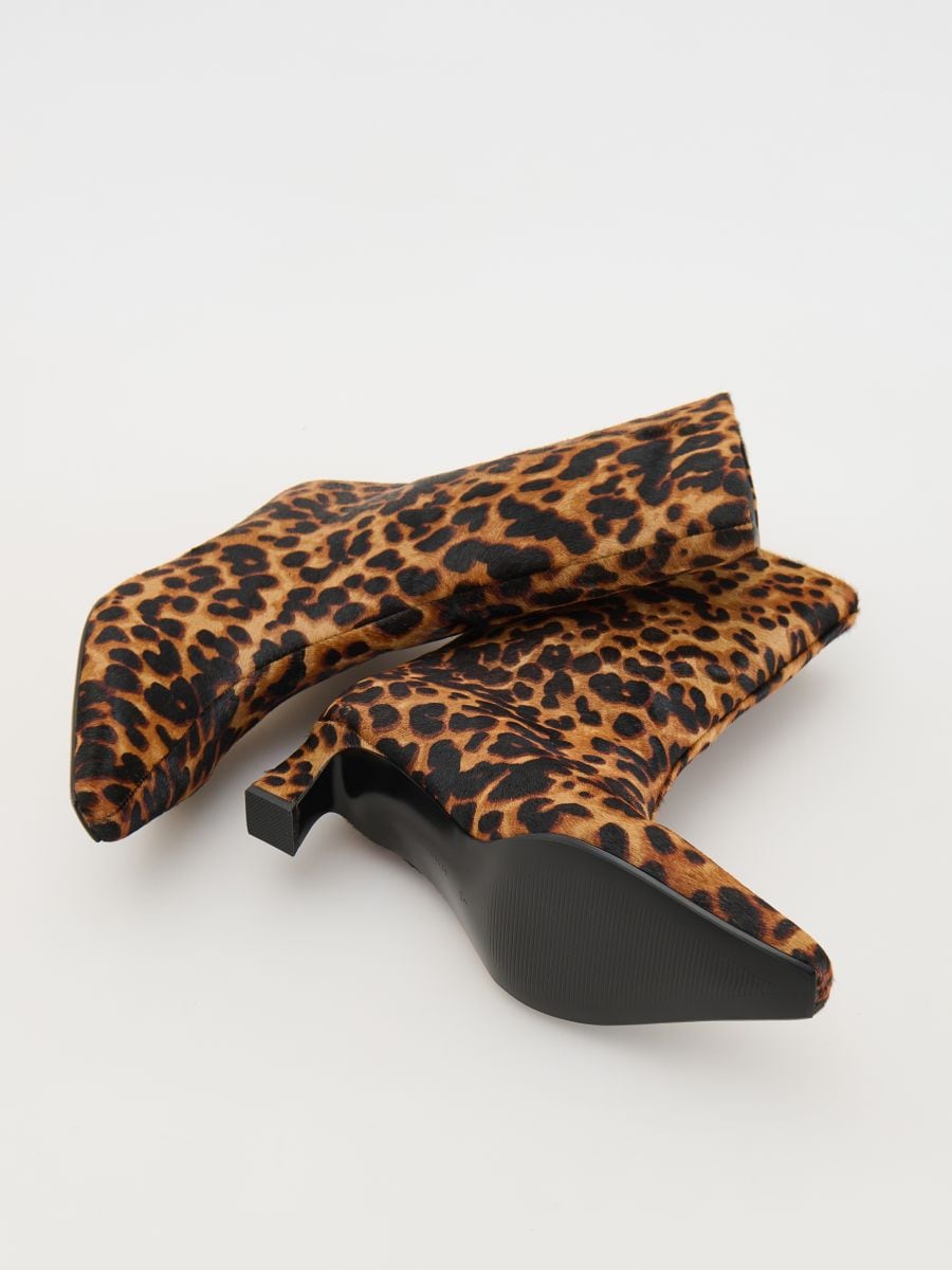 Ankle Boots aus Leder mit Animal Print
