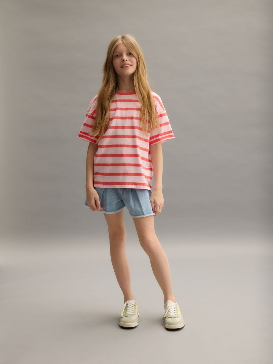 Gemustertes T-Shirt mit Stickereidetail - pastellrosa - RESERVED