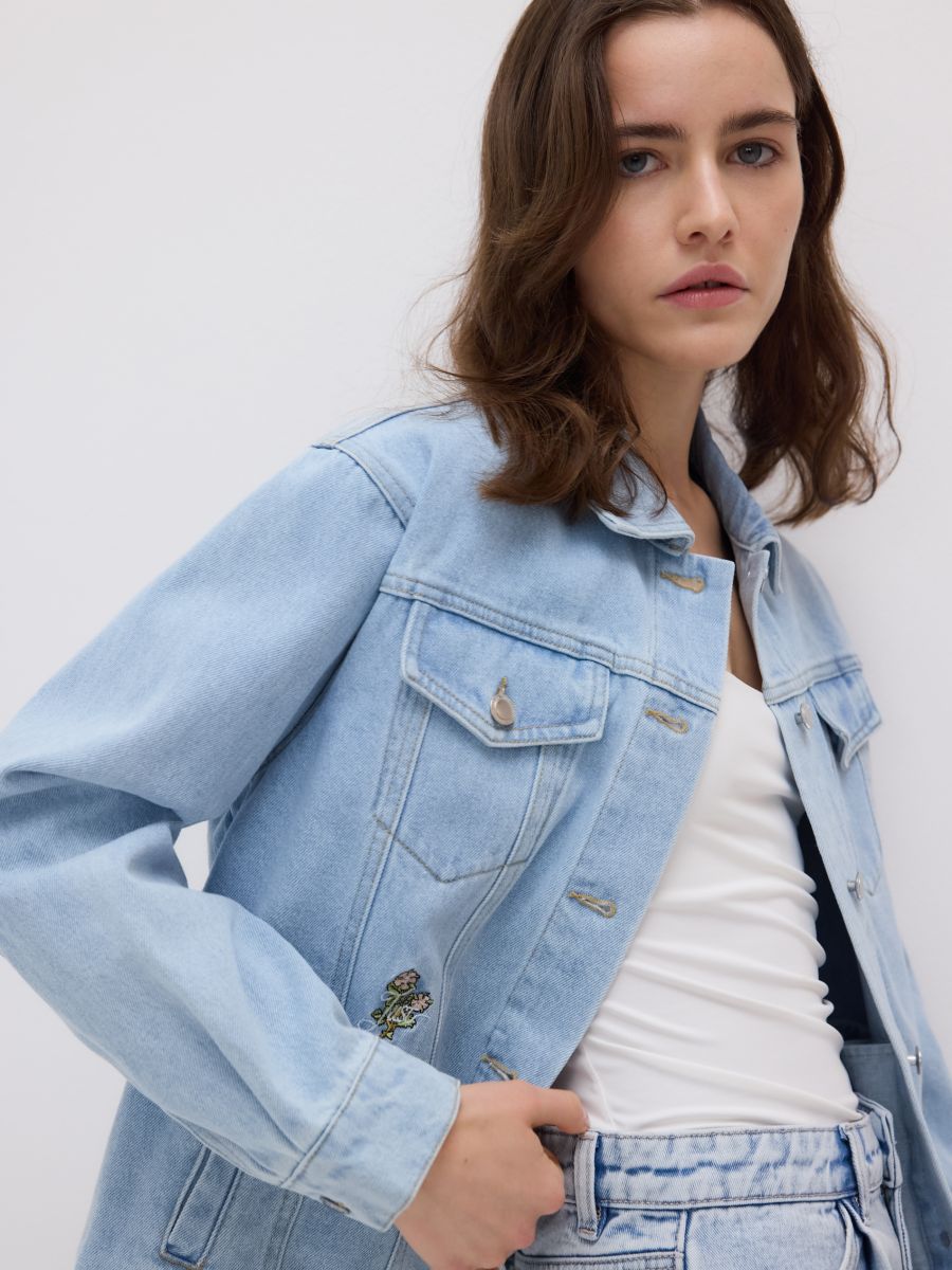 Denimjakke med broderi på ryggen - blå - RESERVED